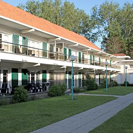 Sunny Apartment In Residential Park - De Haan Esterno foto